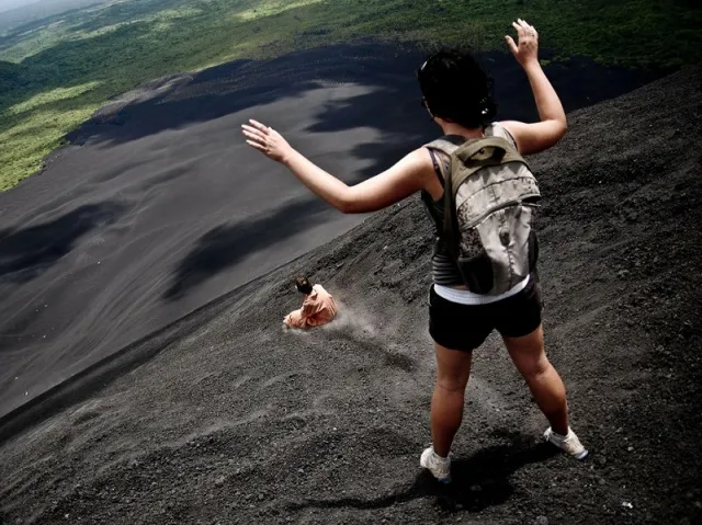 Trượt ván trên núi lửa ở Cerro Negro, Nicaragua