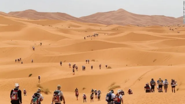 Chạy bộ 254 km trên sa mạc ở Morocco