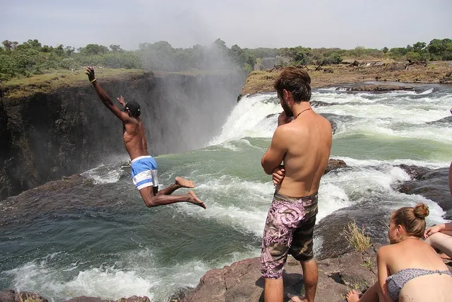Lặn ở bể bơi quỷ dữ ở Zambia, nằm ở rìa của một thác nước