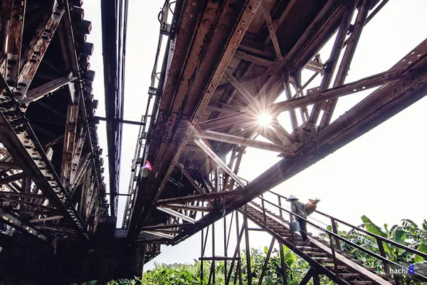 Những bậc thang nối liền cầu với khu đất bãi giữa.