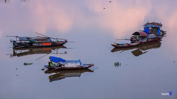 Ngoài ngắm cảnh và hóng mát, bạn cũng có thể tìm hiểu về cuộc sống của người dân ở xóm nổi dưới chân cầu.