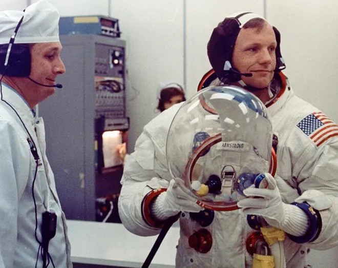 Ngày 16/7/1969, Apollo 11 được phóng lên bởi tên lửa đẩy Saturn V. Apollo 11