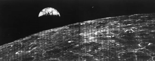 Tàu con thoi Lunar Orbiter I của Mỹ chụp bức hình đầu tiên về Trái Đất vào ngày 23/8/1966