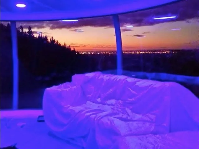 Về đêm, căn nhà Skysphere trông thật tuyệt vời.
