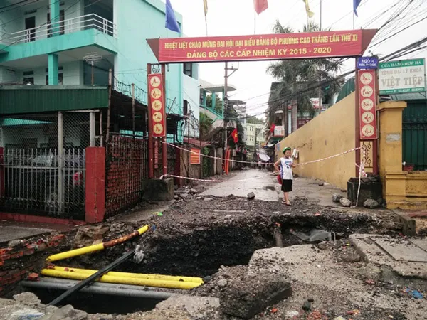 Mấy hôm nay, điện, nước dân sinh của thành phố bị gián đoạn.