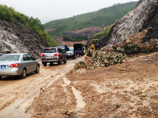 Núi sạt đã gây ách tắc giao thông cục bộ