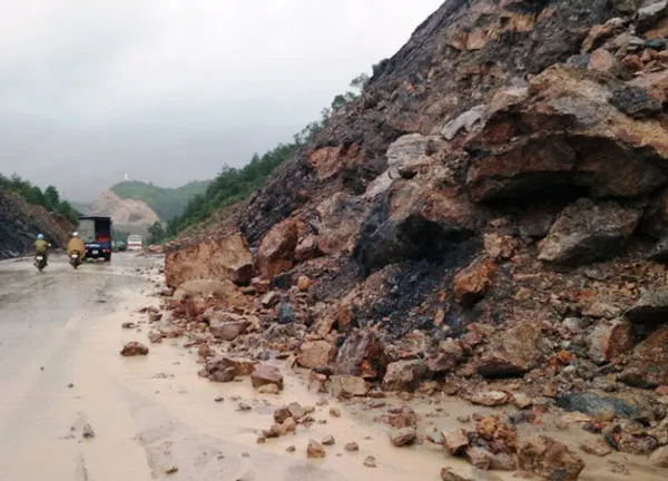 Mưa lớn kéo đất trượt xuống