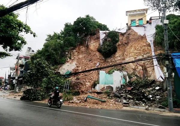 Một ngôi nhà bị xóa sổ vì núi sạt tại phường Cao Thắng, TP Hạ Long.