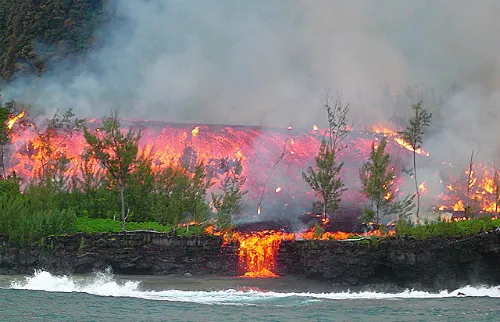 Dung nham phun trào từ núi lửa Piton de la Fournaise.