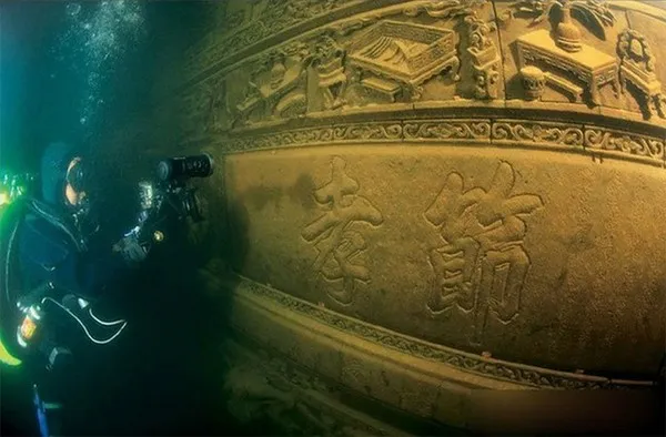 Các Hán tự cổ trên bức tường.