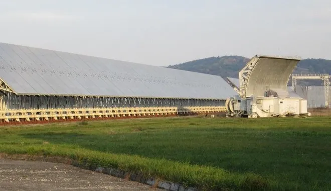 124 tấm kim loại với chiều cao 8,5 m được xếp thành đường thẳng có chiều dài 400 m.