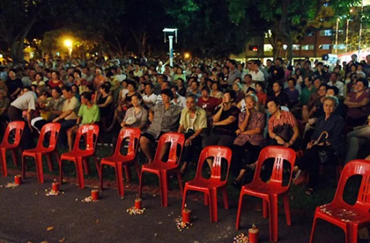 Người ta để trống hàng ghế đầu bởi vì những chỗ đó là dành cho linh hồn đến xem biểu diễn cùng
