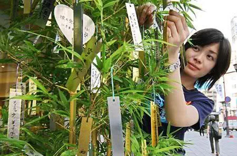 Đối với người dân Nhật Bản, ngày Rằm tháng 7 là dịp họ bày tỏ ước nguyện trước tổ tiên và cầu mong những ước nguyện của mình sẽ trở thành hiện thực.