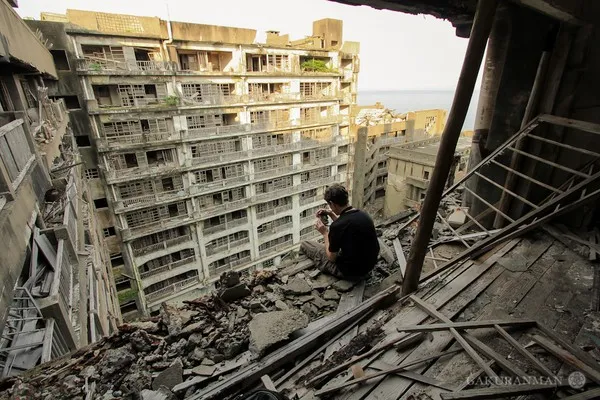 Một trong những tòa nhà bị bỏ hoang tại Hashima