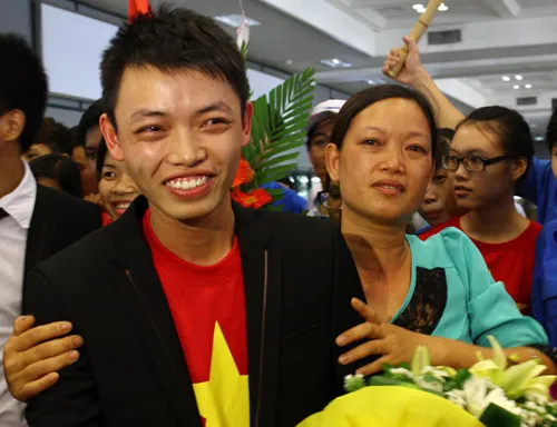 Hai mẹ con Mạnh không giấu được nước mắt hạnh phúc tại sân bay.
