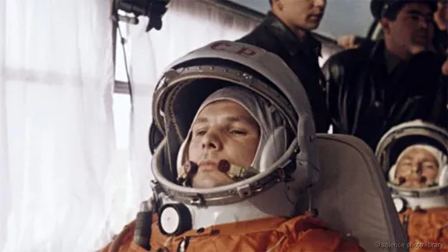 Người đầu tiên bay vào vũ trụ được thế giới ghi nhận là Yuri Gagarin, nhà du hành của Liên Xô.