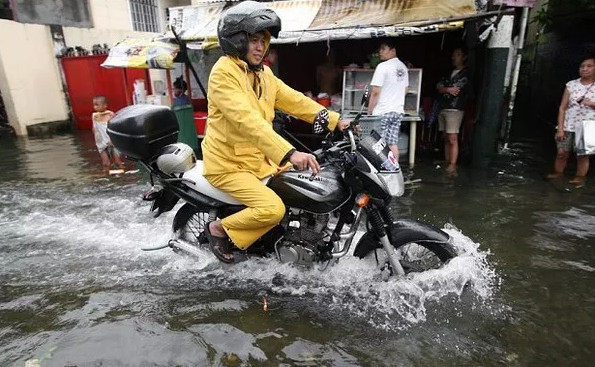Những việc "buộc phải nhớ" khi ra ngoài ngày mưa bão