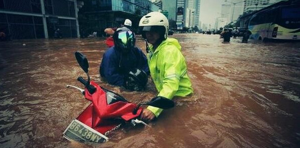 Những việc "buộc phải nhớ" khi ra ngoài ngày mưa bão