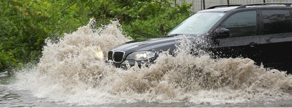 Những việc "buộc phải nhớ" khi ra ngoài ngày mưa bão