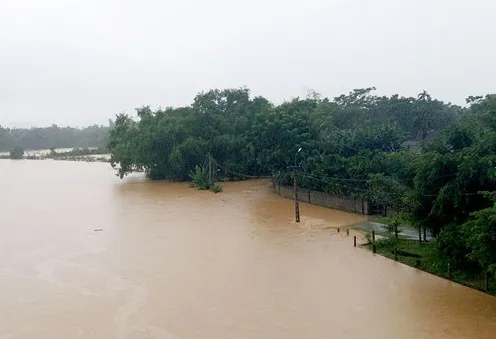 Miền Trung lũ lên nhanh, 5 người chết