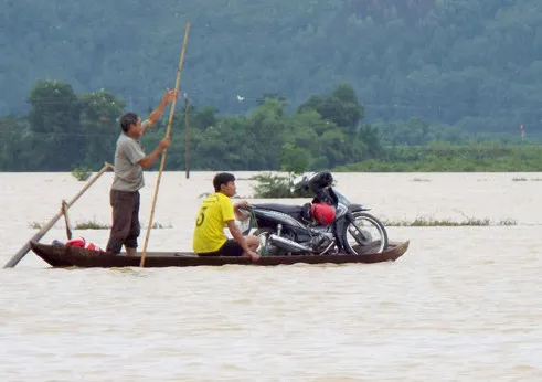 Miền Trung lũ lên nhanh, 5 người chết