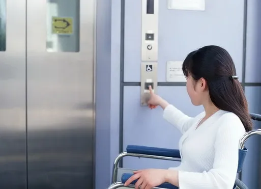 Vì sao trong thang máy thường lắp gương bốn phía?
