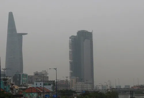 Sài Gòn chìm trong "sương" do ô nhiễm