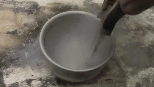 Điều "kì lạ" xuất hiện khi xăng và nitơ lỏng gặp nhau