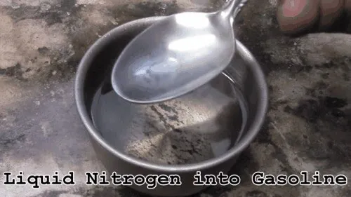 Điều "kì lạ" xuất hiện khi xăng và nitơ lỏng gặp nhau