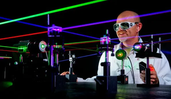 Cần bao nhiêu cây bút laser để chế tạo vũ khí giết người?
