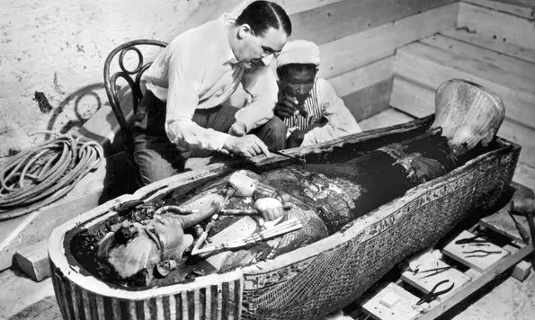 Howard Carter bên cạnh quan tài của Pharaoh Tutankhamun.