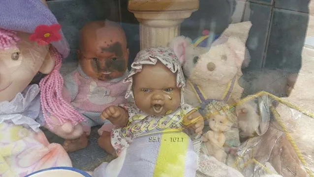 Chuyện kỳ lạ về búp bê nằm trong mộ biết khóc