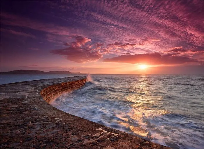 Cảnh bình minh tuyệt đẹp tại The Cobb, Lyme Regis, Anh.