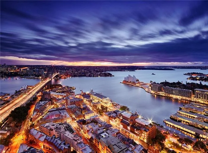 Hoàng hôn buông xuống trên thành phố cảng Sydney.