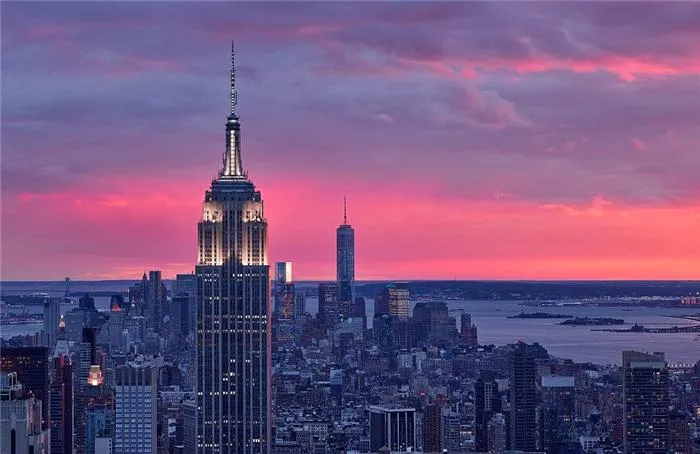 Tòa nhà Empire State trước khi chìm vào bóng đêm ở New York