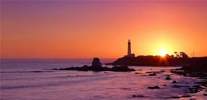 Cảnh hoàng hôn rực rỡ tại ngọn hải đăng Pigeon Point, California, Mỹ.