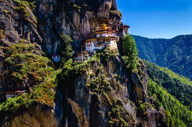 Khi lần đầu leo núi lên tu viện huyền thoại Tiger Nest ở vách núi có độ cao 3.200 m với không khí loãng thiếu oxy, nhiều người Việt gắng sức đến đích bằng niềm tin rằng nếu đặt chân đến nơi Guru Rinpoche từng thiền tịnh sẽ có được sự an lành và hạnh phúc.