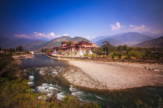 Pháo đài ở cố đô Punakha với kiến trúc hùng tráng nhưng gần gũi.