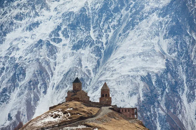 Chó kéo xe trượt tuyết ở Greenland.