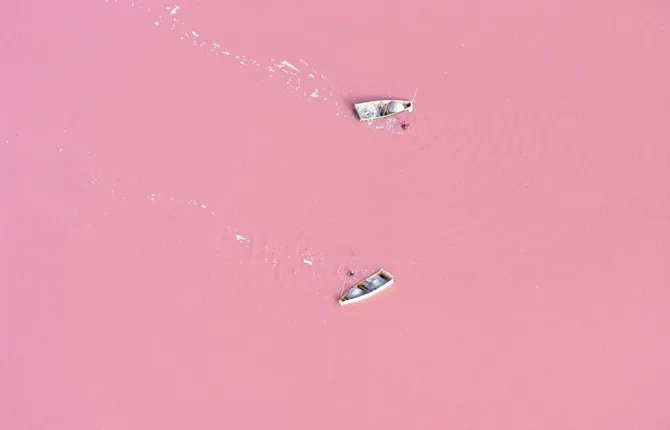 Hồ Retba ở Senegal có nước màu hồng.