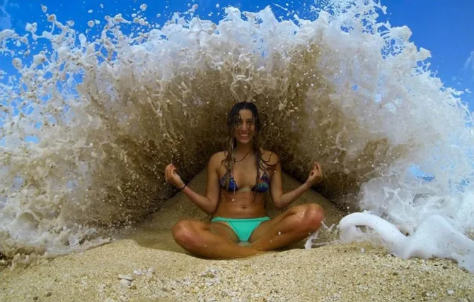 Ngồi thiền yoga bên bờ biển.