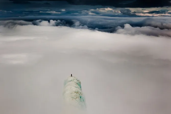 Trên đỉnh một ngọn núi ở Iceland.