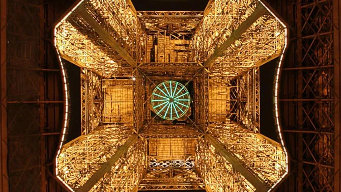 Tháp Eiffel nhìn từ dưới đáy lên.