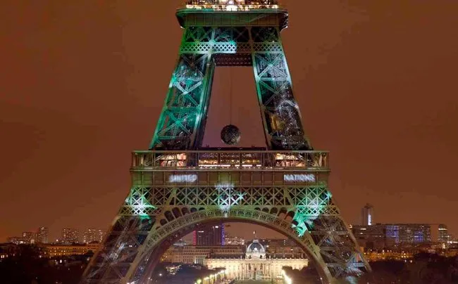 Tháp Eiffel bất ngờ chuyển qua màu xanh vì biến đổi khí hậu