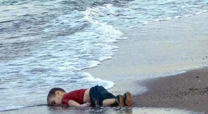 Thi thể bé Aylan Kurdi 3 tuổi người Syria trôi dạt vào bờ biển Thổ Nhĩ Kỳ sau hành trình dang dở tới châu Âu