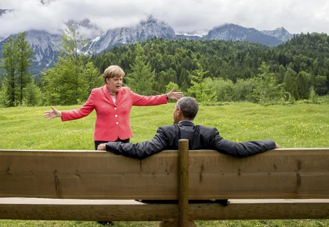 Thủ tướng Đức Angela Merkel nói chuyện cùng Tổng thống Mỹ Barack Obama bên ngoài lâu đài Elmau ở Bavaria
