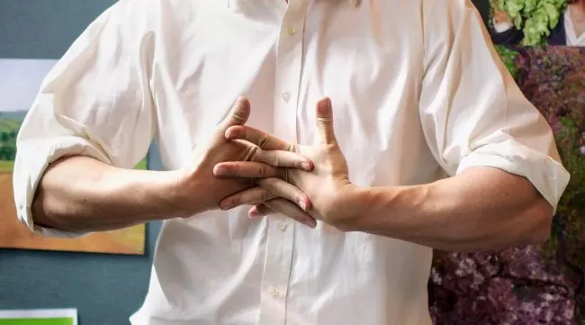 Đến bây giờ, người ta mới biết tiếng "lục cục" khi bẻ khớp đến từ đâu