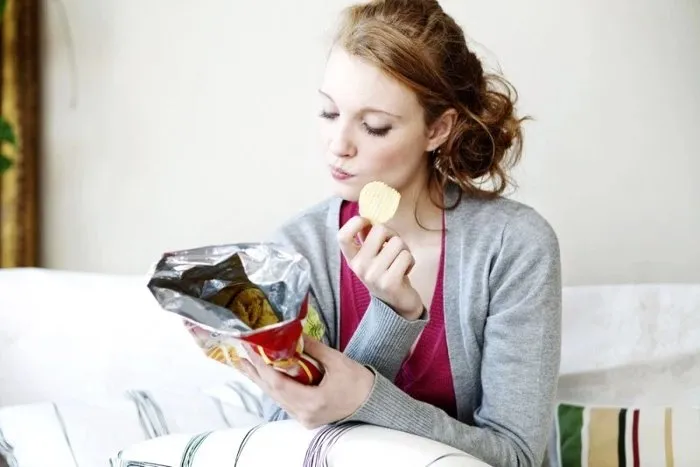 Để nhiều thức ăn ở gần thì con người càng có xu hướng ăn nhiều.