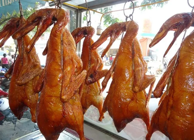 Tình trạng lén lút nhập gia cầm sống không rõ nguồn gốc về bán tại các chợ, điểm mua bán hiện vẫn chưa được kiểm soát.