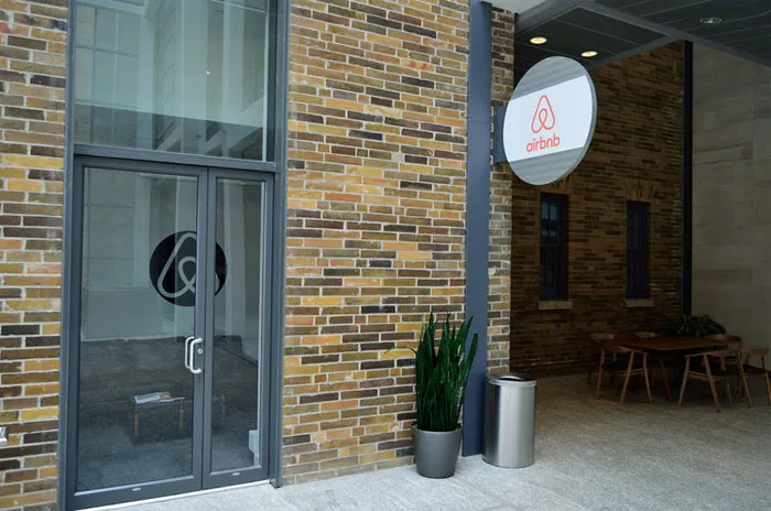 Chỉ cần smartphone với ứng dụng Airbnb, bạn đã có một "Nhành cây tầm gửi" trong tay.
